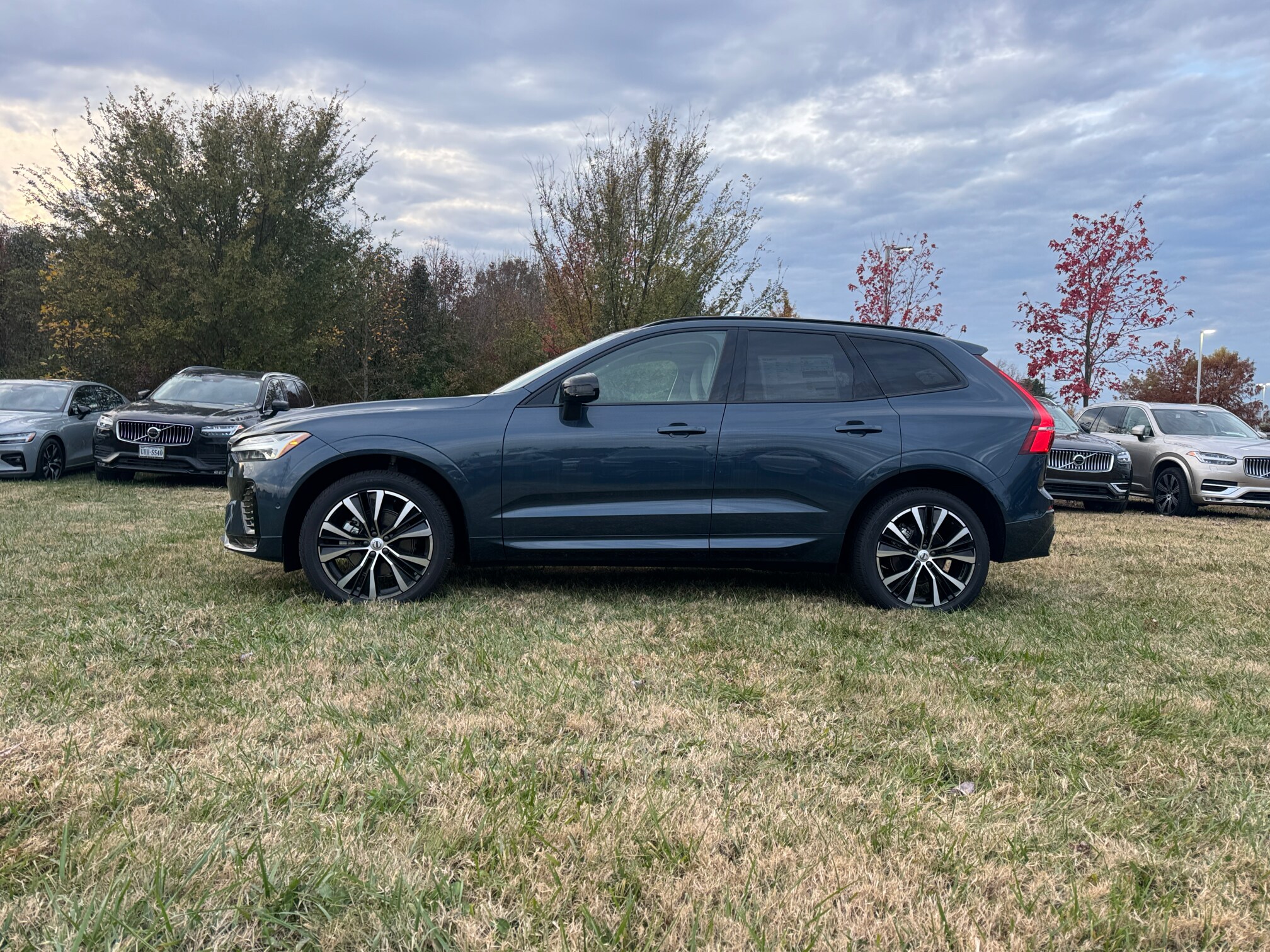 2025 Volvo XC60 B5 Plus photo 4