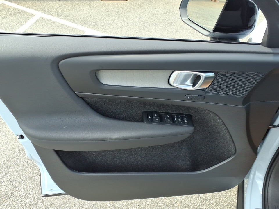 2026 Volvo XC40 Plus - Photo 13