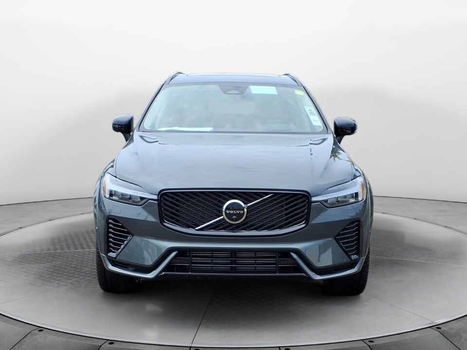 2026 Volvo XC60 Hybrid T8 photo 2
