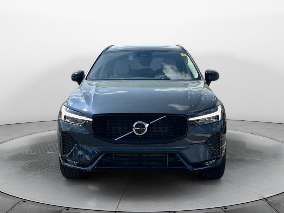 2025 Volvo XC60 B5 photo 2