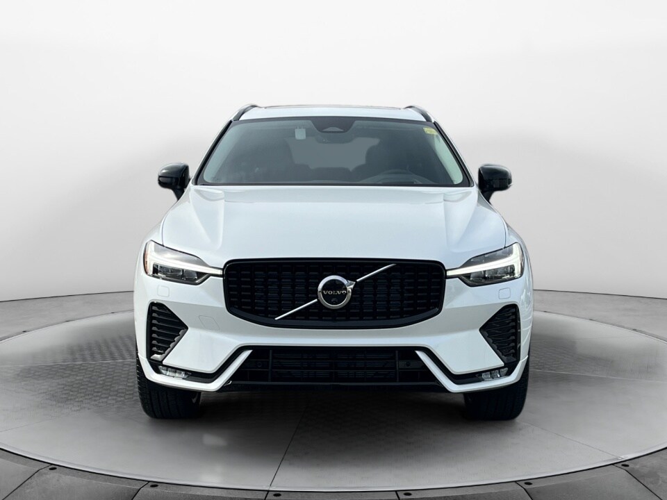 2025 Volvo XC60 B5 photo 2