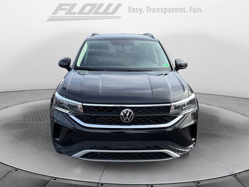 2022 Volkswagen Taos SE photo 2