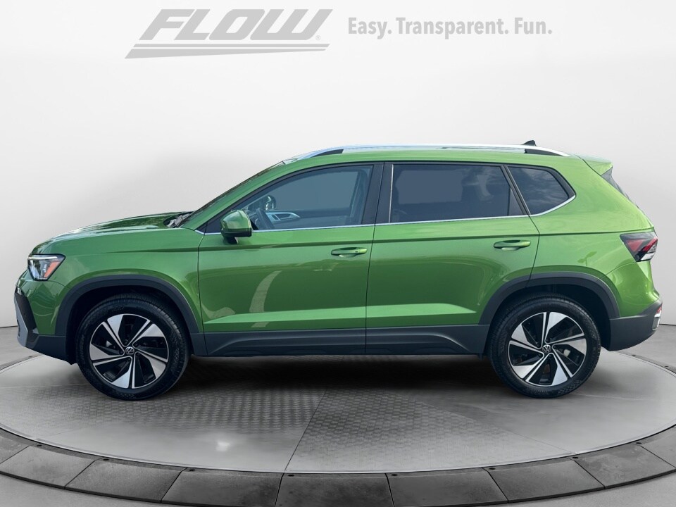 2025 Volkswagen Taos SE photo 3