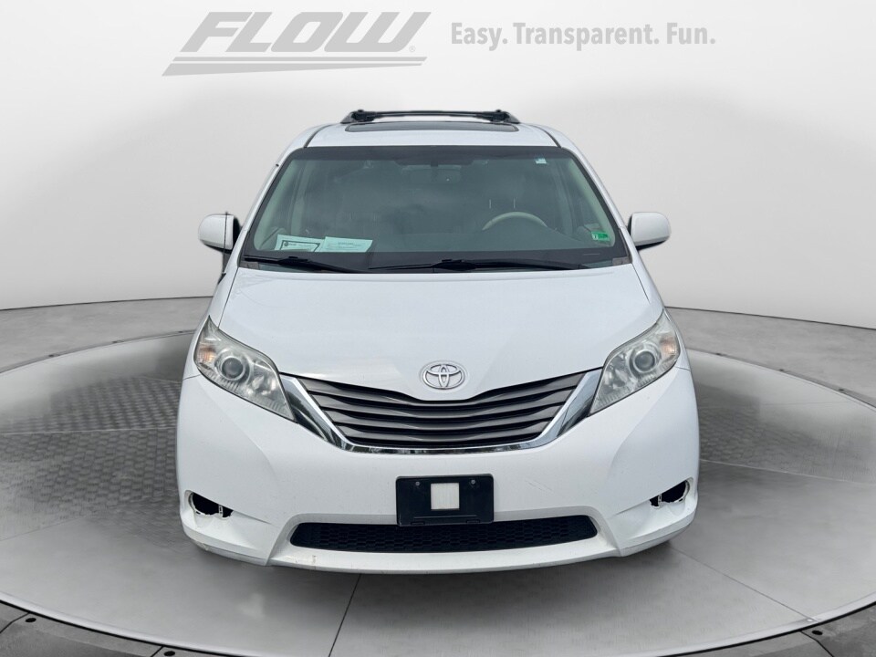2014 Toyota Sienna XLE photo 2