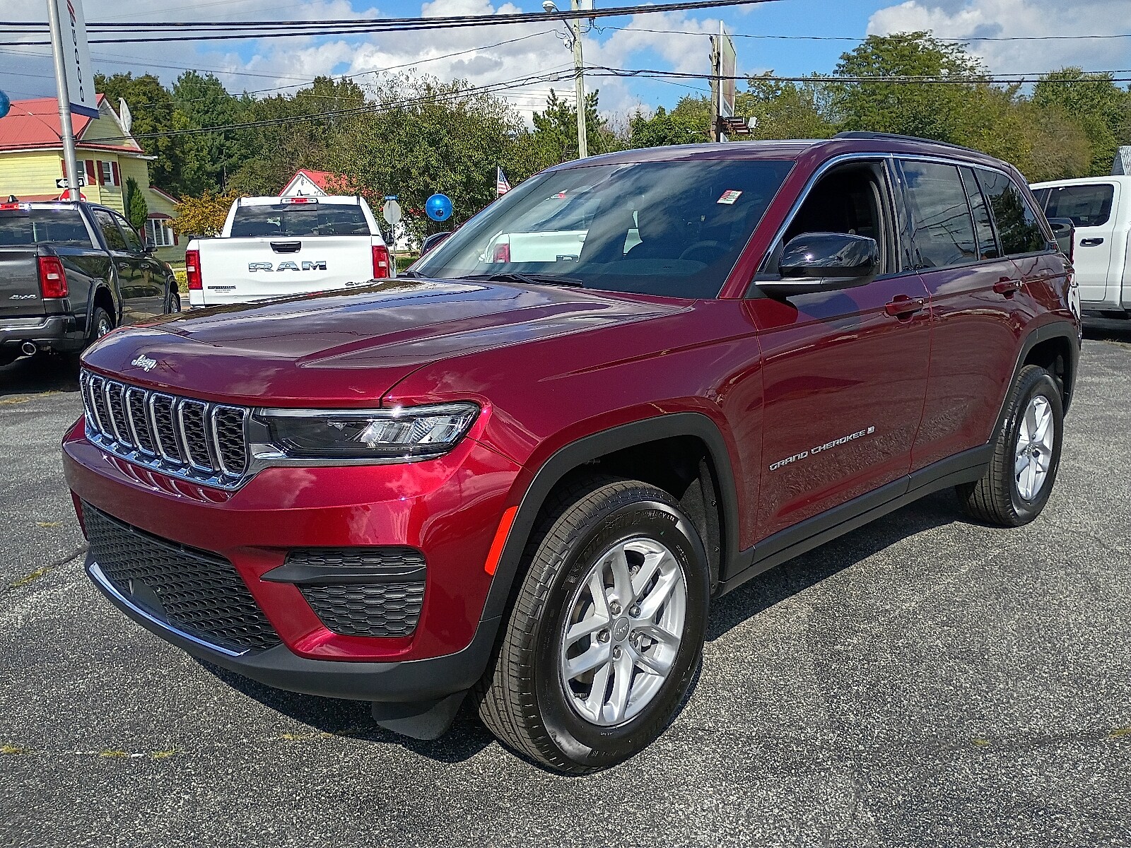 2025 Jeep Grand Cherokee Laredo photo 3