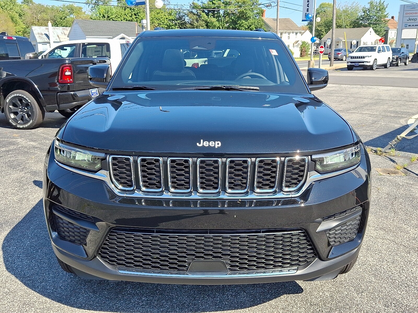 2025 Jeep Grand Cherokee Laredo photo 2