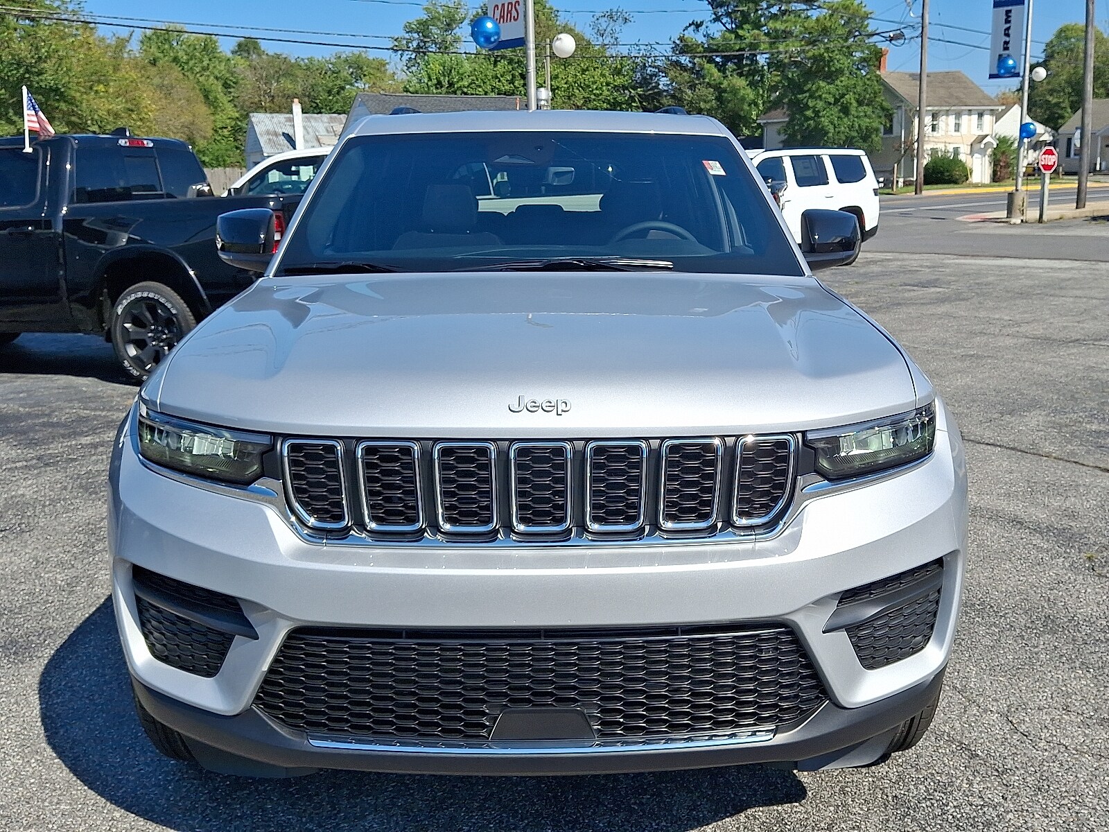 2025 Jeep Grand Cherokee Laredo photo 2