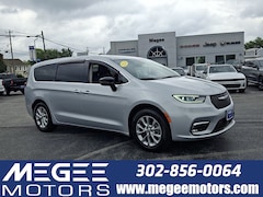 2024 Chrysler Pacifica Touring L Mini-van Passenger