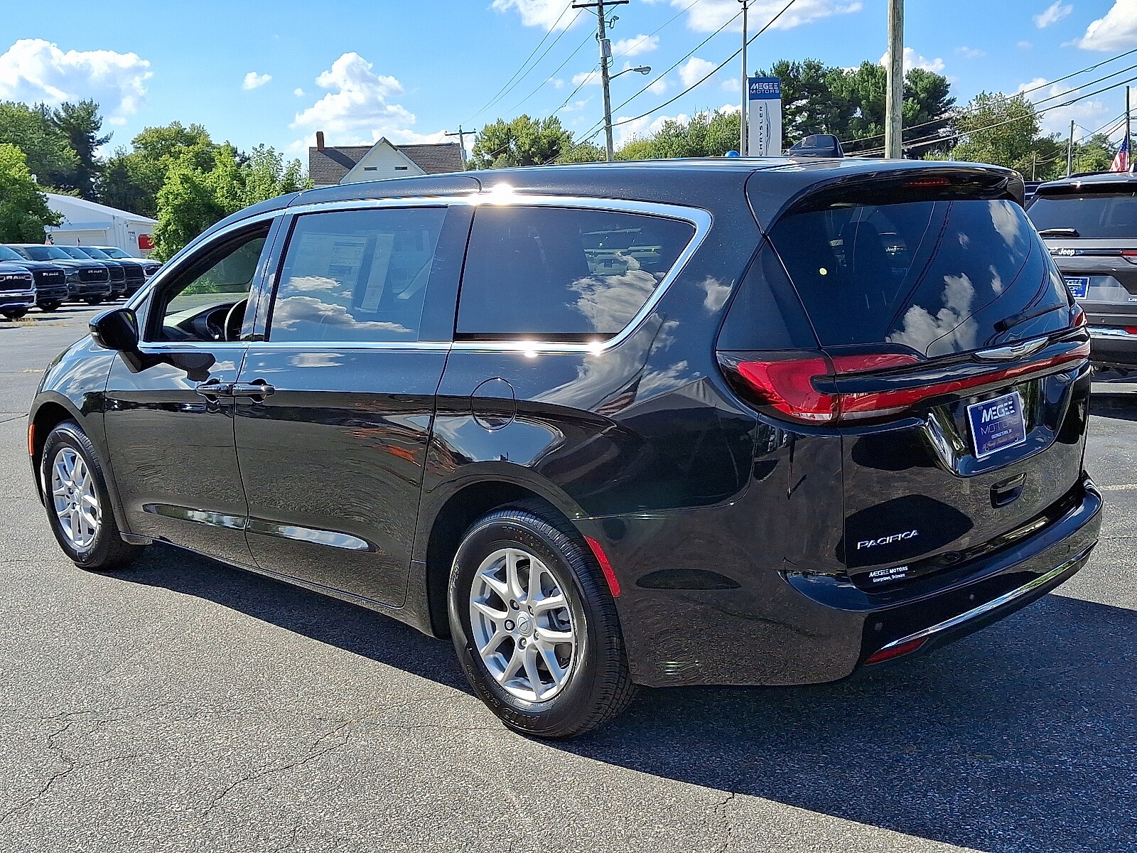 2026 Chrysler Pacifica photo 3