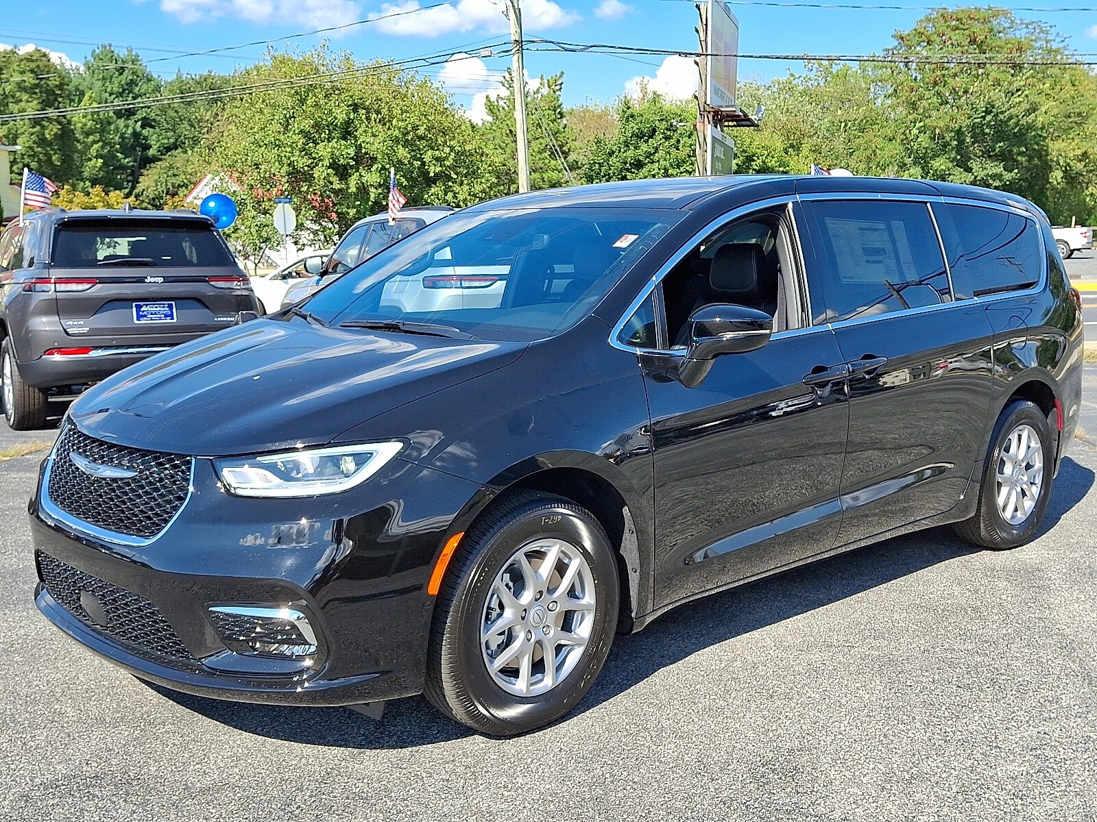 2026 Chrysler Pacifica photo 2