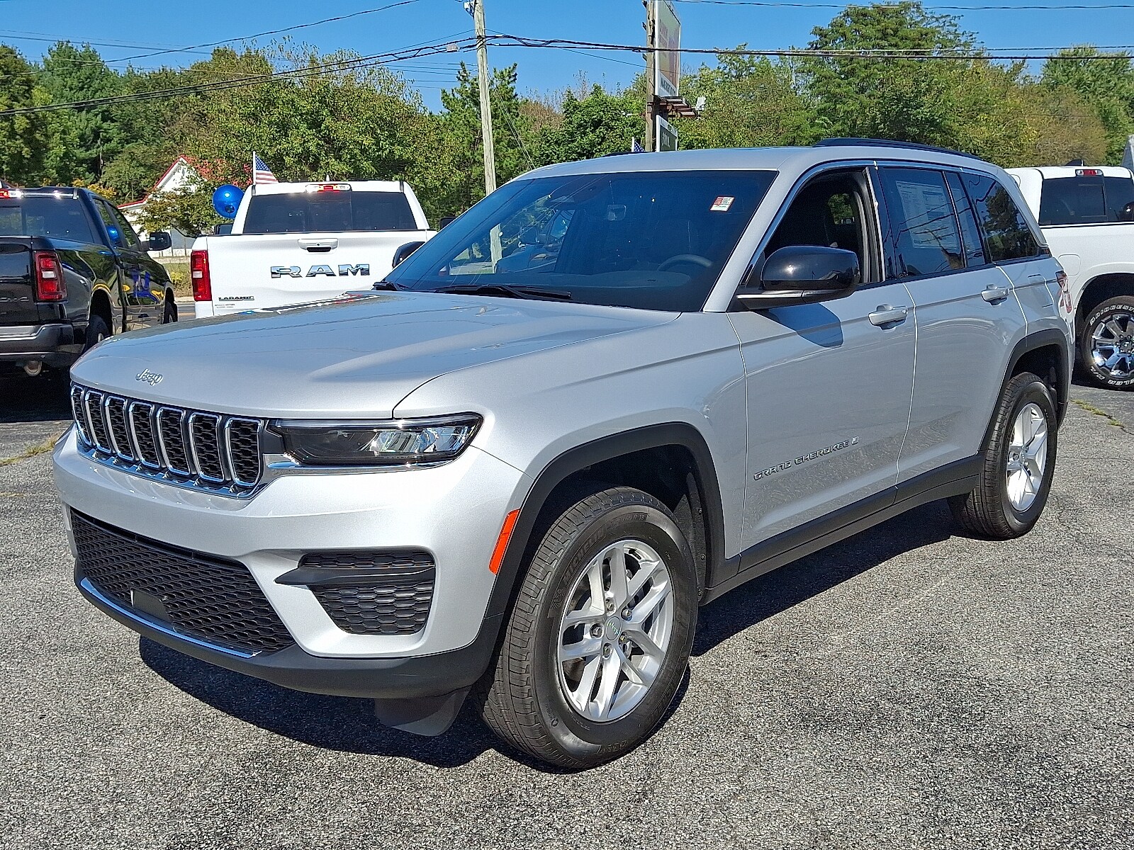 2025 Jeep Grand Cherokee Laredo photo 3