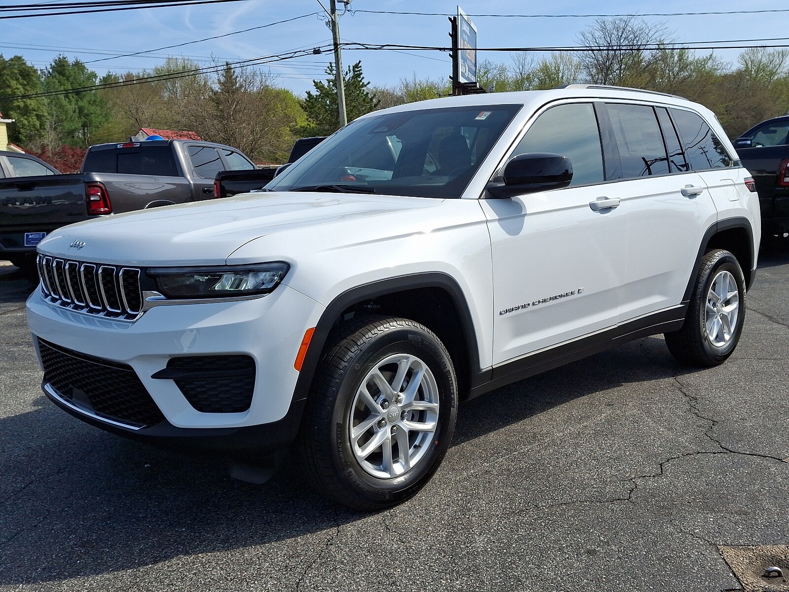 2025 Jeep Grand Cherokee Laredo photo 2