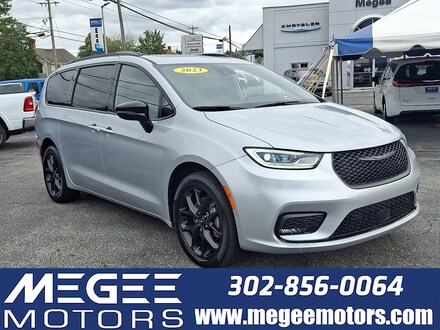 2023 Chrysler Pacifica Limited AWD Mini-van Passenger