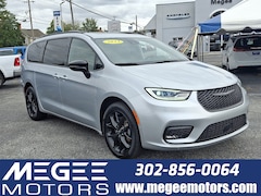 2023 Chrysler Pacifica Limited Mini-van Passenger