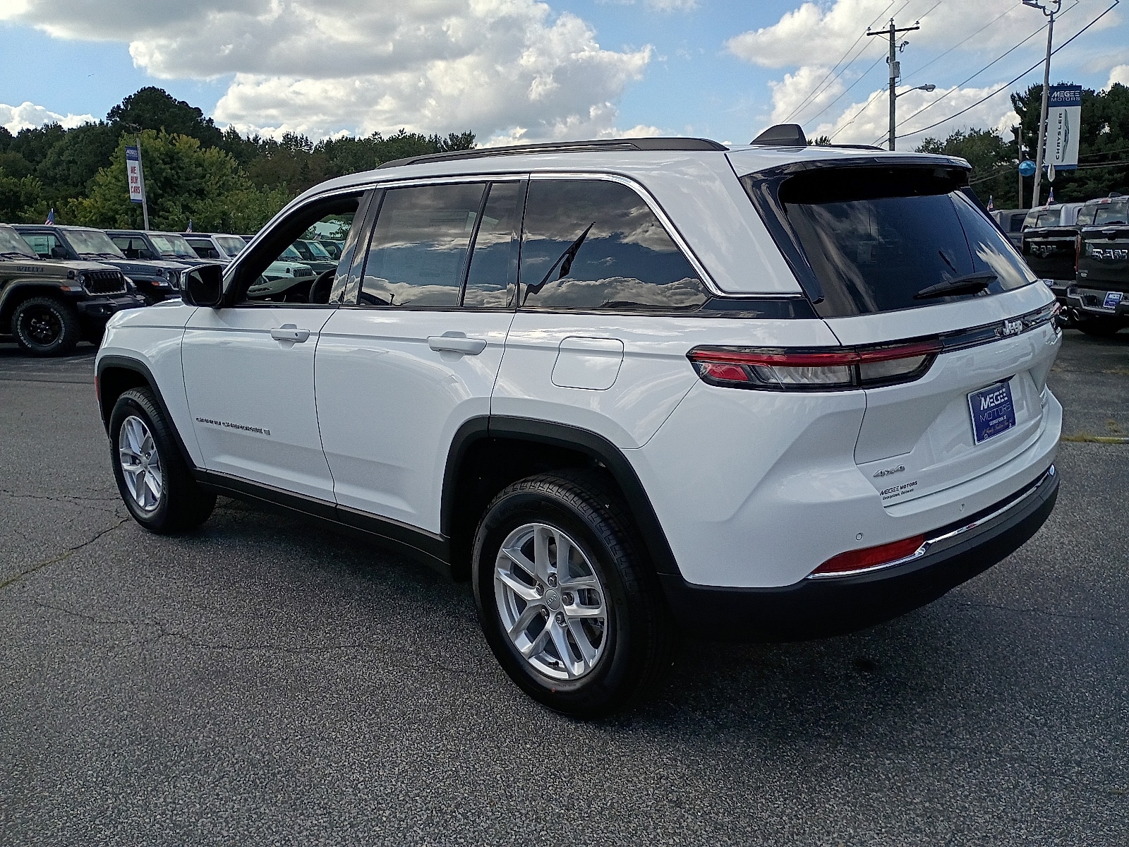 2025 Jeep Grand Cherokee Laredo photo 2