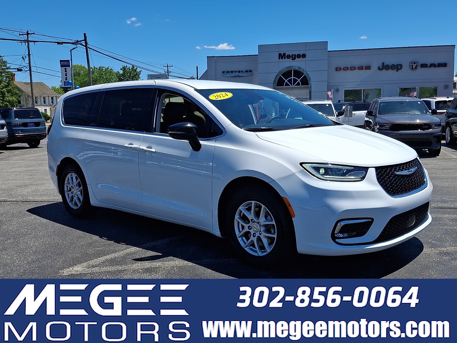 2024 Chrysler Pacifica Touring L's photo