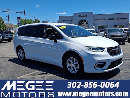 2024 Chrysler Pacifica Touring L Mini-van Passenger