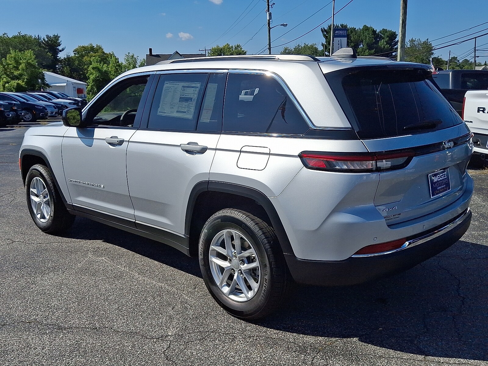 2025 Jeep Grand Cherokee Laredo photo 4
