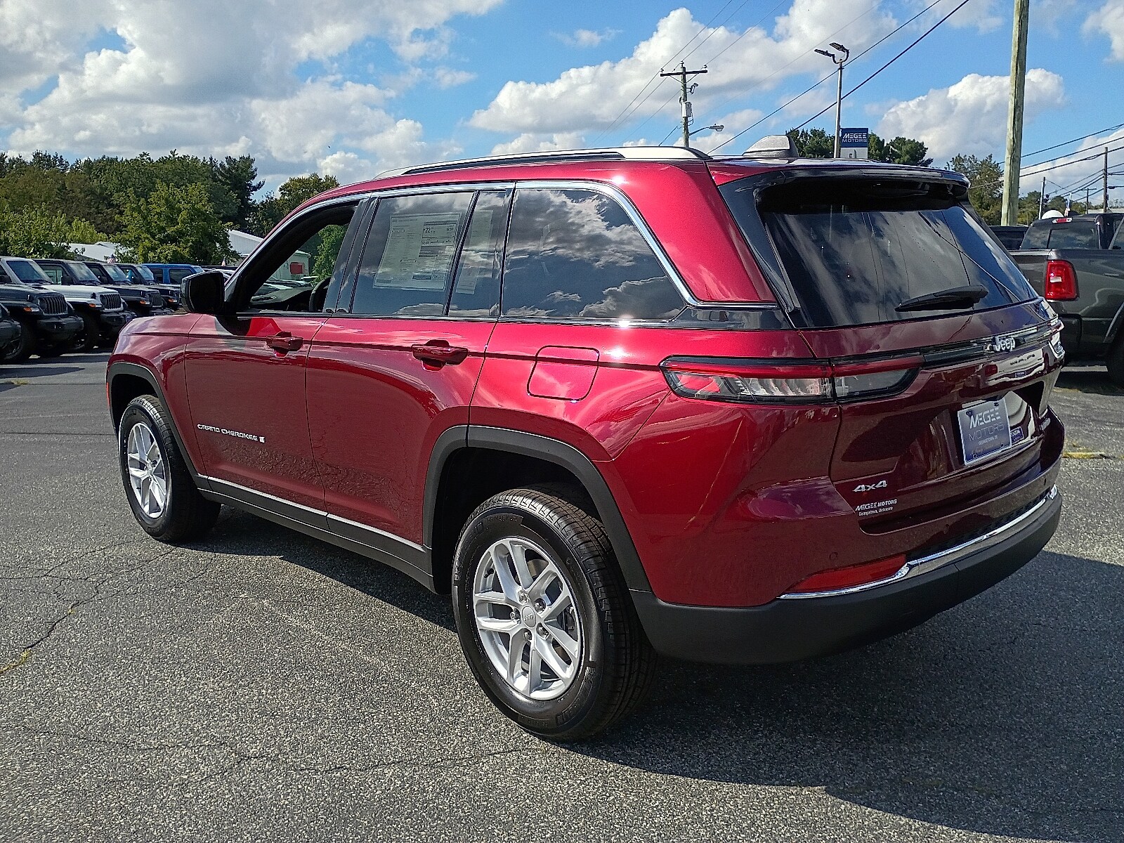 2025 Jeep Grand Cherokee Laredo photo 4