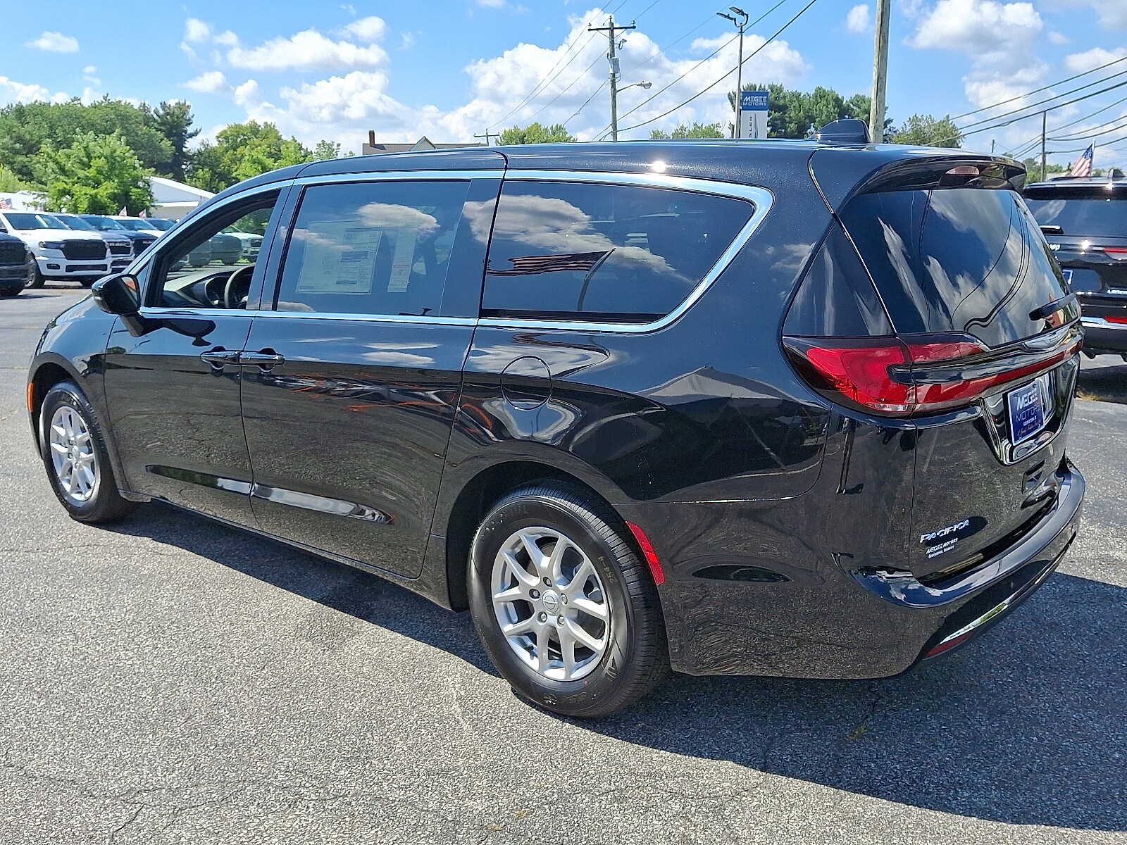 2025 Chrysler Pacifica photo 2