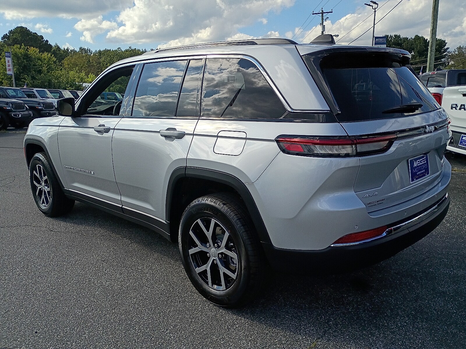 2025 Jeep Grand Cherokee Limited photo 3
