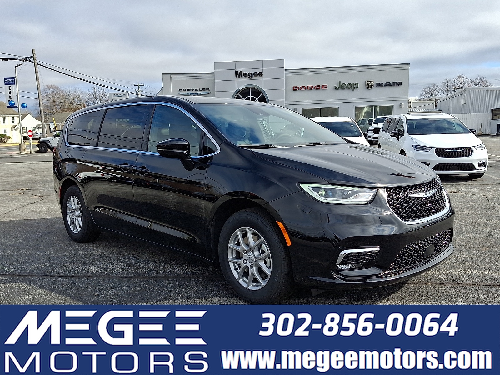 2026 Chrysler Pacifica Select's photo