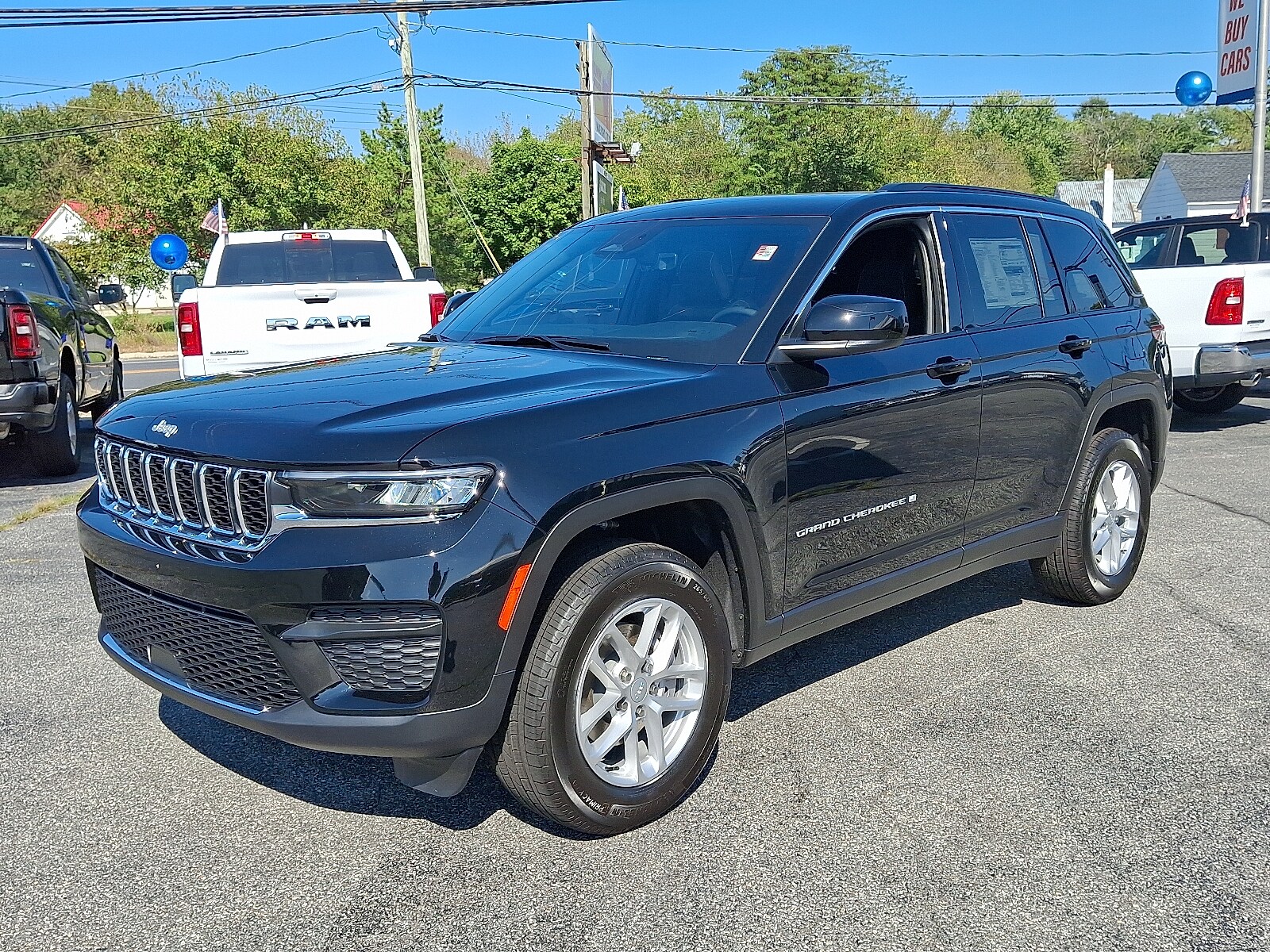 2025 Jeep Grand Cherokee Laredo photo 3