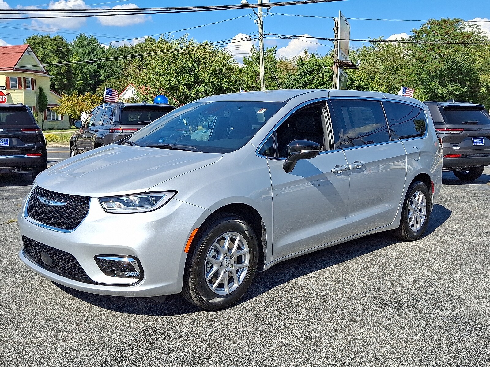 2026 Chrysler Pacifica photo 2