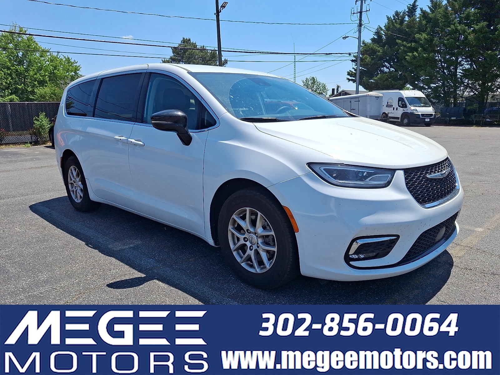 2024 Chrysler Pacifica Touring L's photo