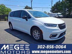 2024 Chrysler Pacifica Touring L Mini-van Passenger