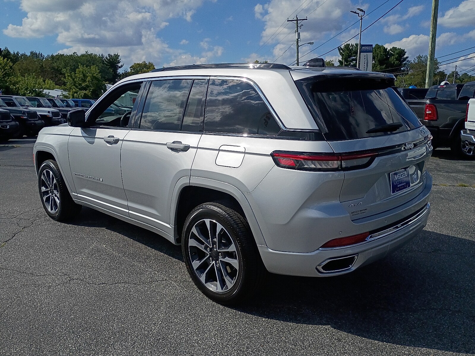 2025 Jeep Grand Cherokee Overland photo 2