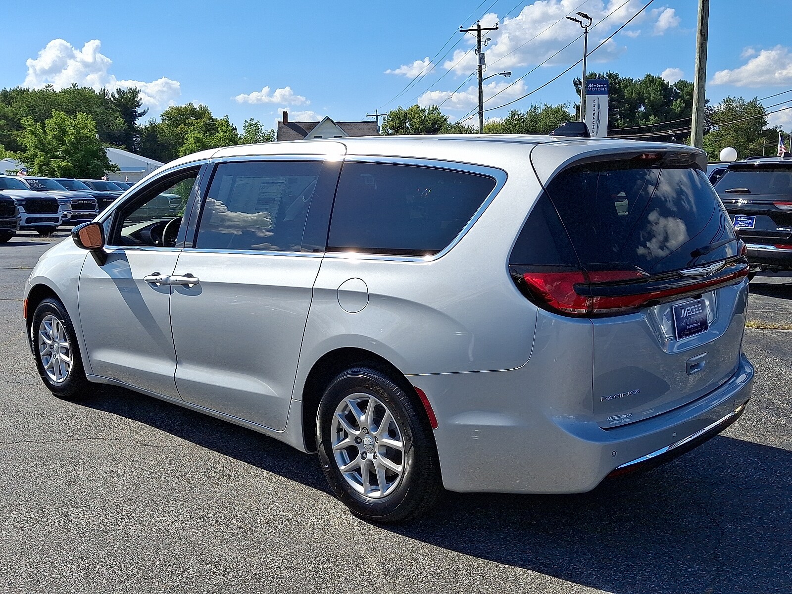 2026 Chrysler Pacifica photo 3