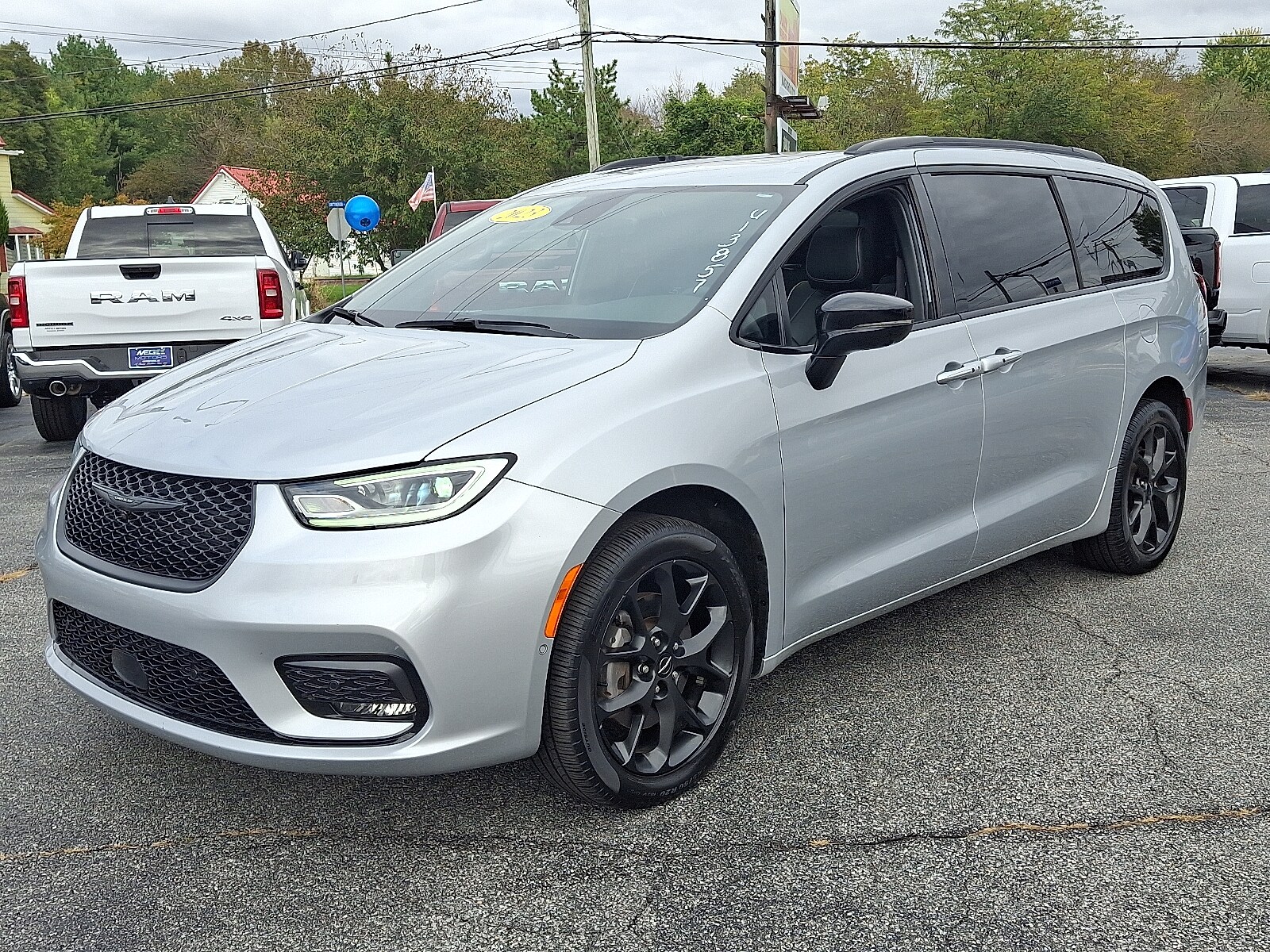 2023 Chrysler Pacifica Limited photo 3