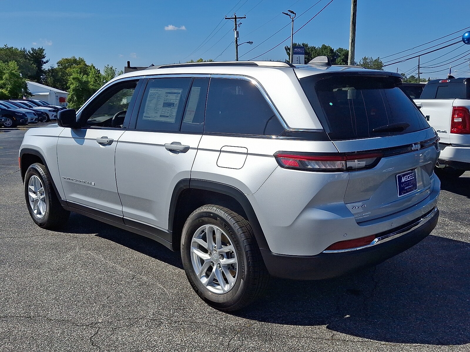 2025 Jeep Grand Cherokee Laredo photo 2