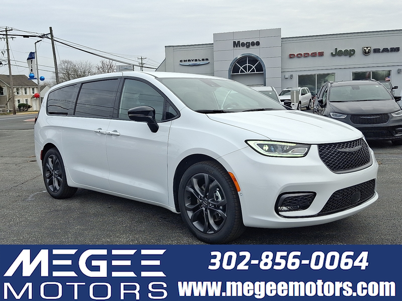 2026 Chrysler Pacifica Select's photo