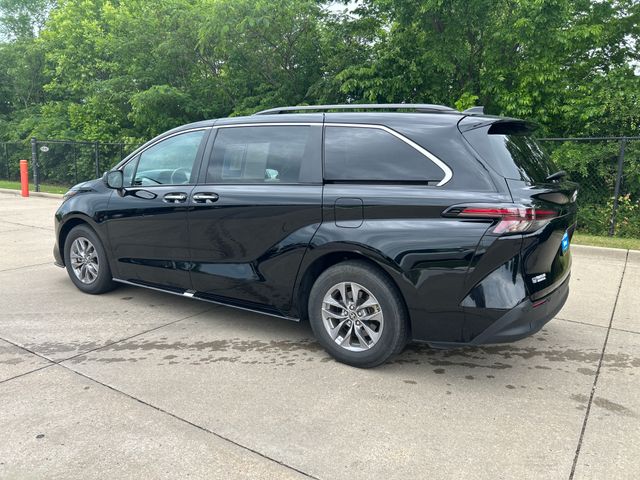 2024 Toyota Sienna XLE photo 2
