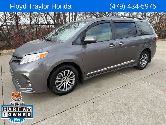 2020 Toyota Sienna XLE's photo