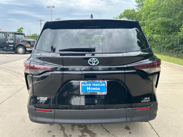 2024 Toyota Sienna XLE photo 3