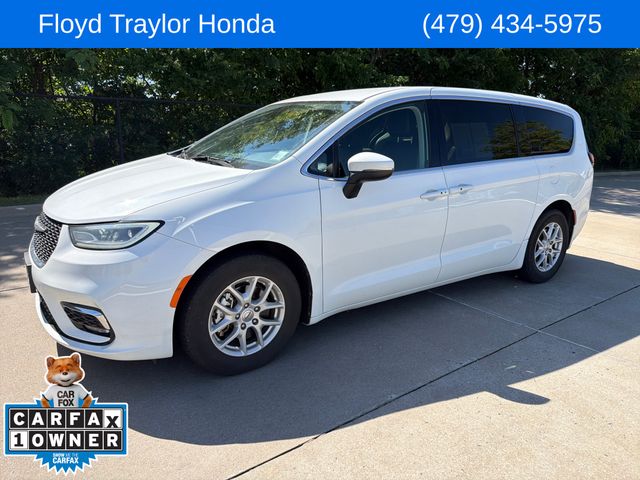 2023 Chrysler Pacifica Touring L's photo
