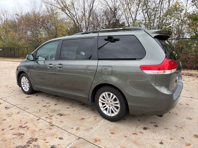 2011 Toyota Sienna Base photo 3