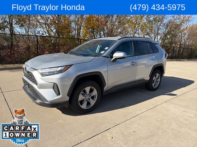 2024 Toyota RAV4 XLE's photo