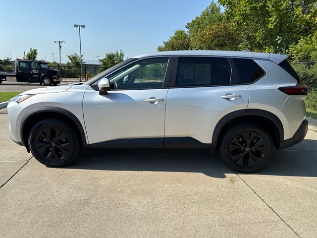 2023 Nissan Rogue SV photo 2