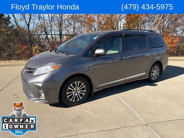 2020 Toyota Sienna XLE's photo