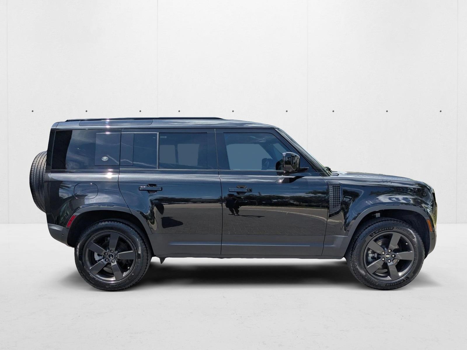 2023 Land Rover Defender 110 S photo 4