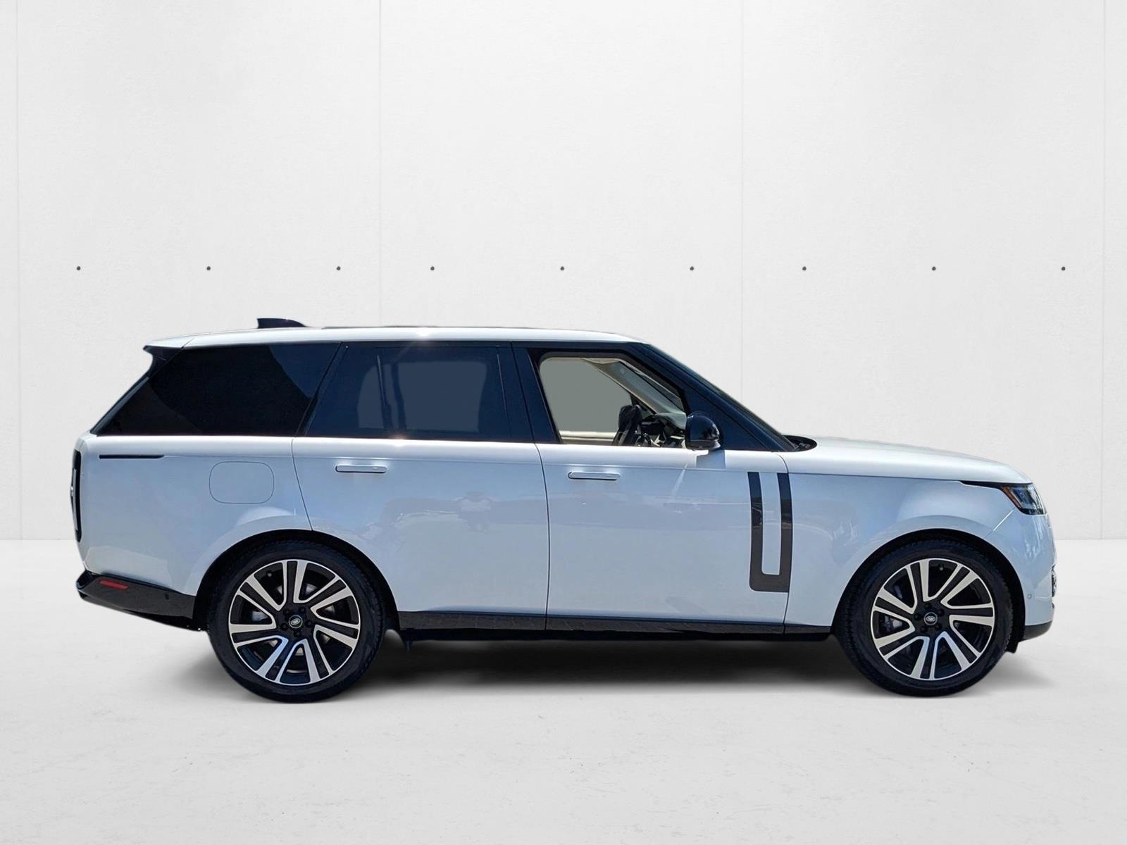 2023 Land Rover Range Rover SE photo 3