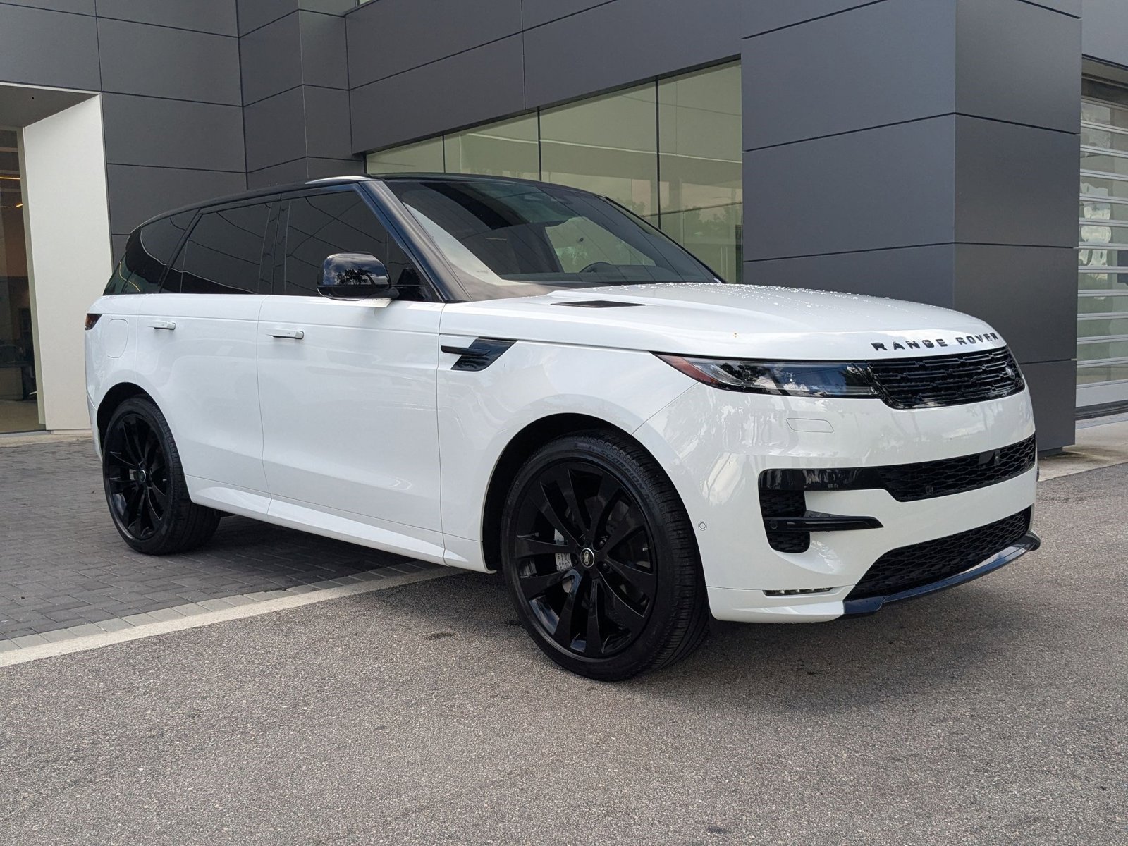 2025 Land Rover Range Rover Sport SE photo 3