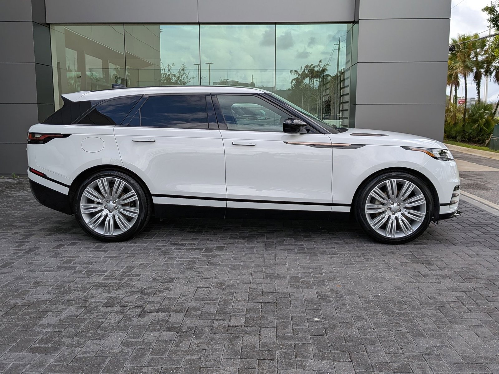 2023 Land Rover Range Rover Velar P250 R-Dynamic S photo 4