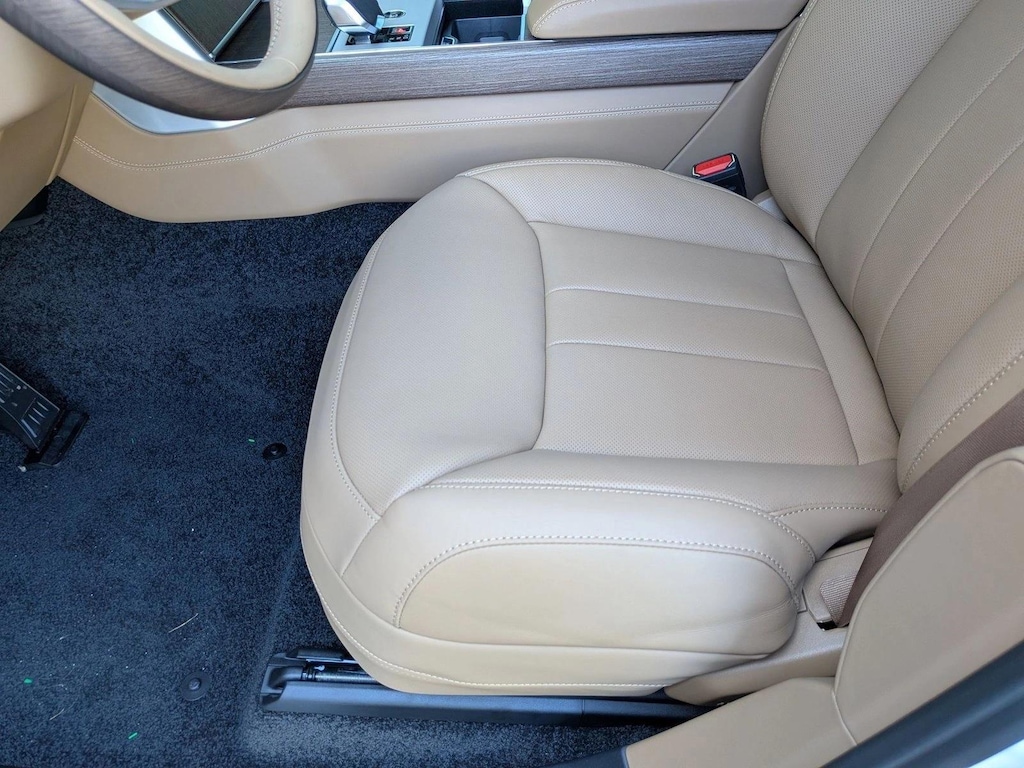 New 2025 Land Rover Range Rover P400 SE Sport Utility