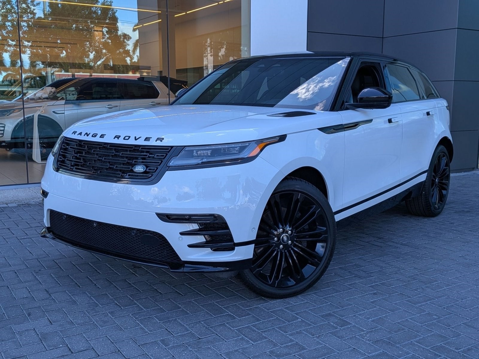 2026 Land Rover Range Rover Velar Dynamic SE's photo
