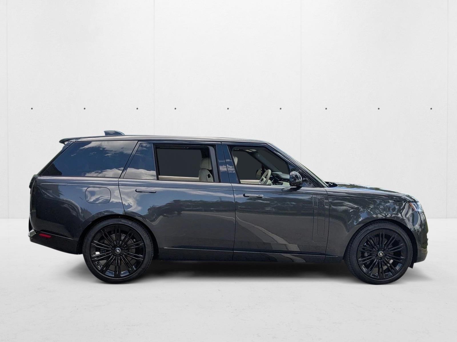2025 Land Rover Range Rover SE photo 4